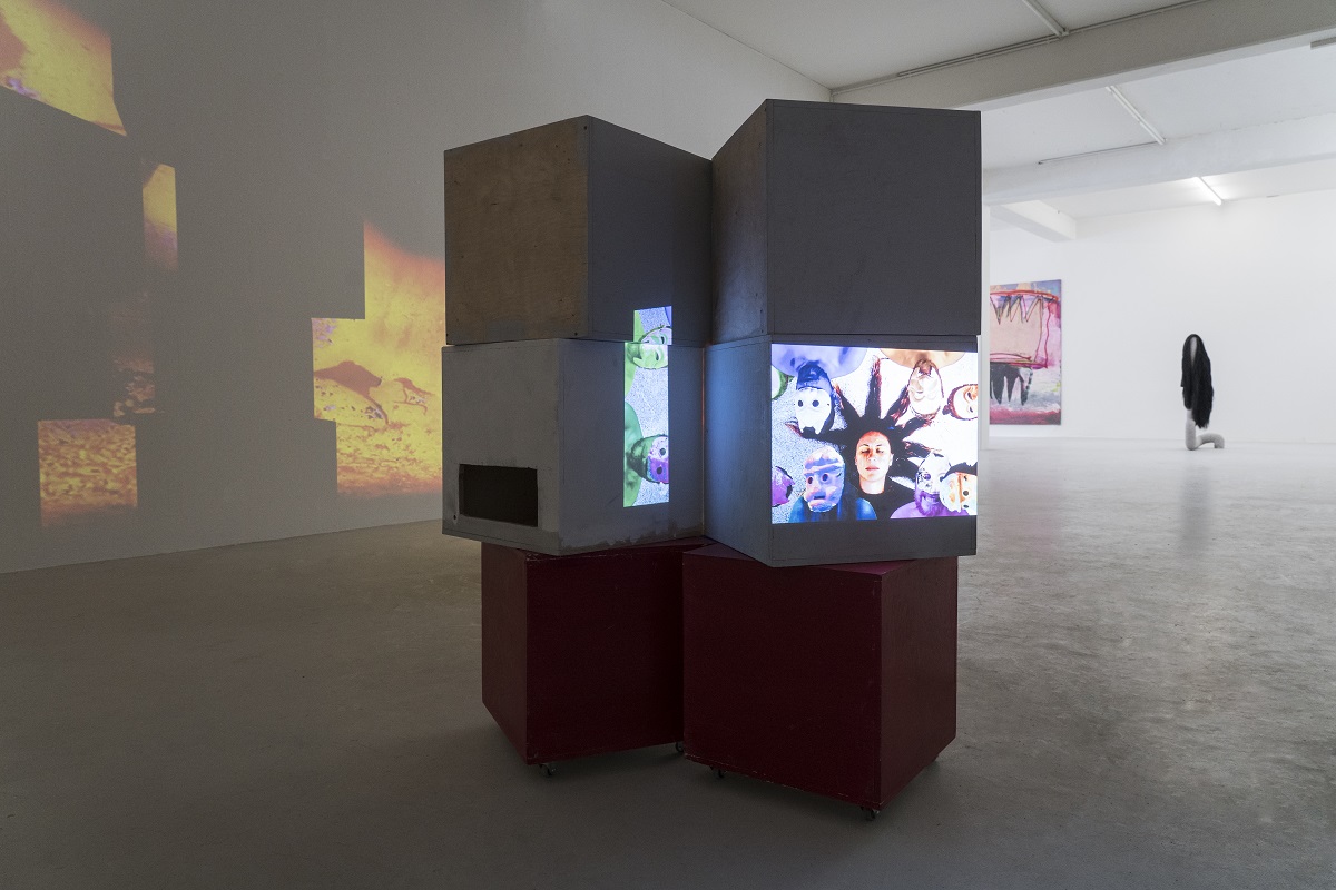 Foto: Lea Gocht Ausstellungsansicht: weitere Videoinstallation auf Holzkuben projiziert