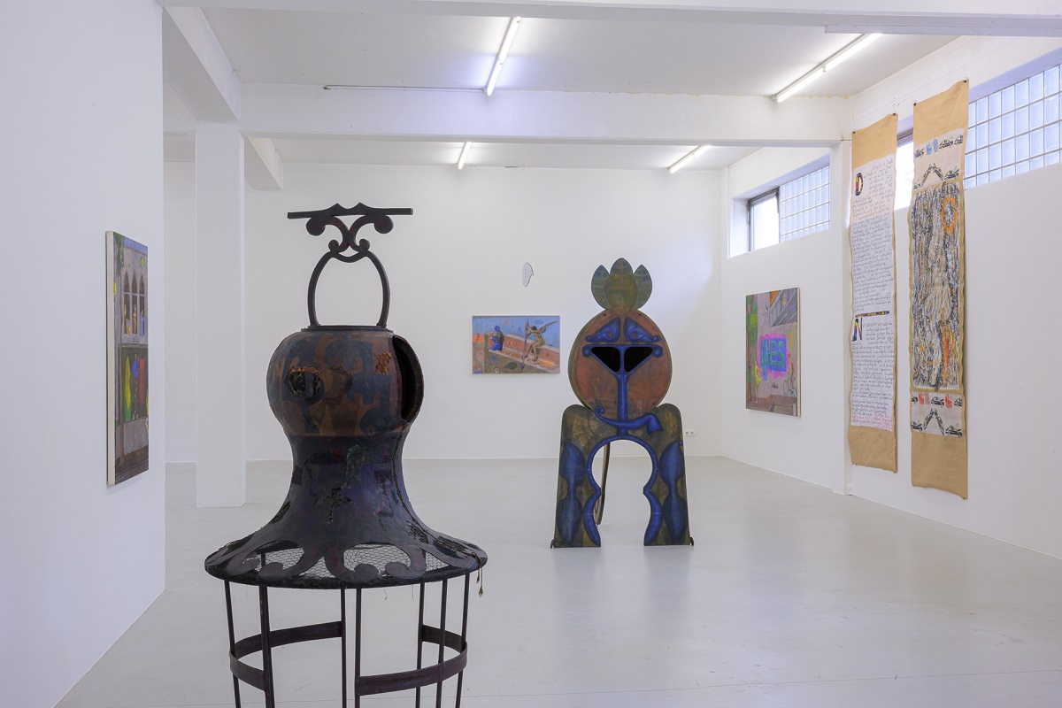 Ausstellungsansicht mit anziehbaren Skulpturen, Eitempera-Malerei und bemalten Papierbahnen