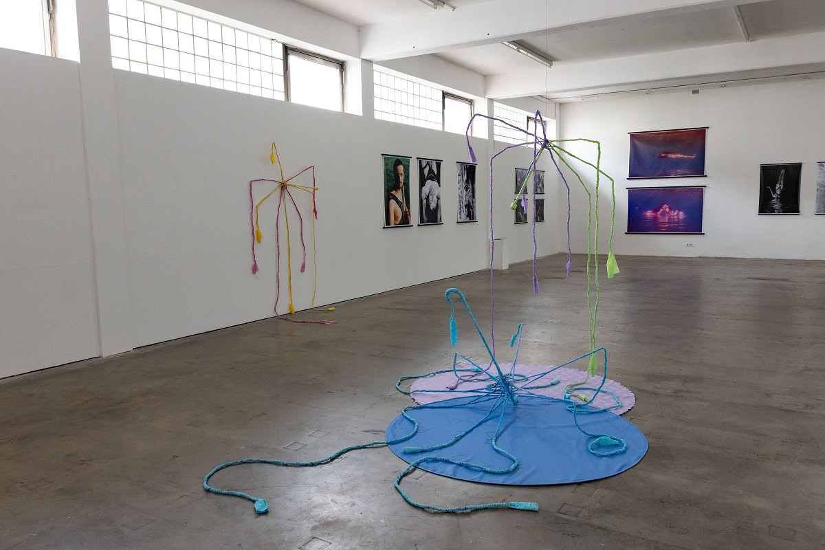 Ausstellungsansicht: Installationen von Jennifer Weigt, hinten Fotografien von Adina Asbeck