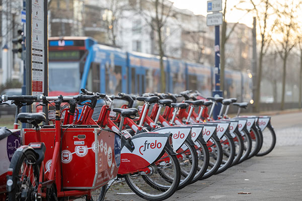 Geparkte Frelo-Fahrräder