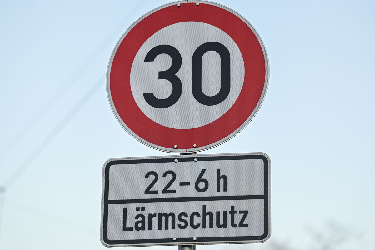 Tempo 30 - Schild; Schriftzug: 22-6h Lärmschutz