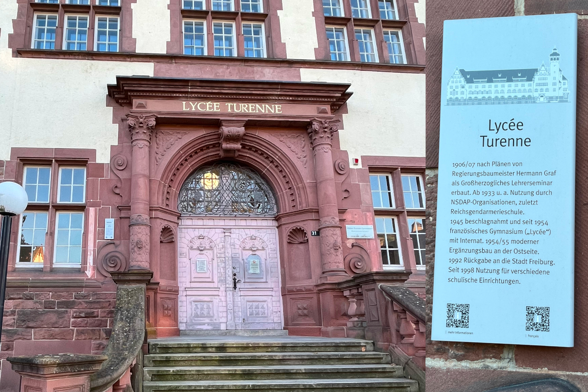 Historischer Eingang und Hinweisschild