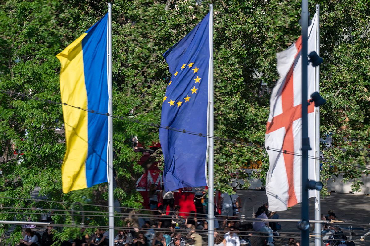 Drei Flaggen auf Masten: Ukraine, Europa und Freiburg.