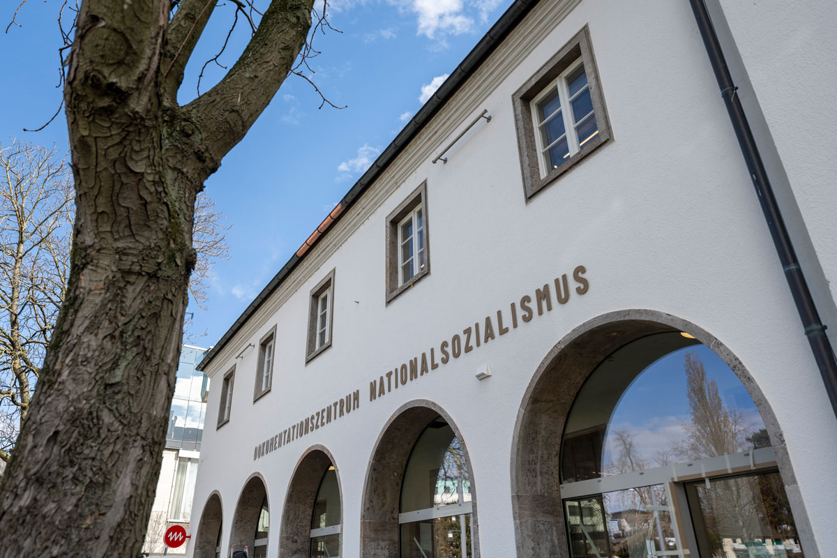 Hausfassade mit der Aufschrift 