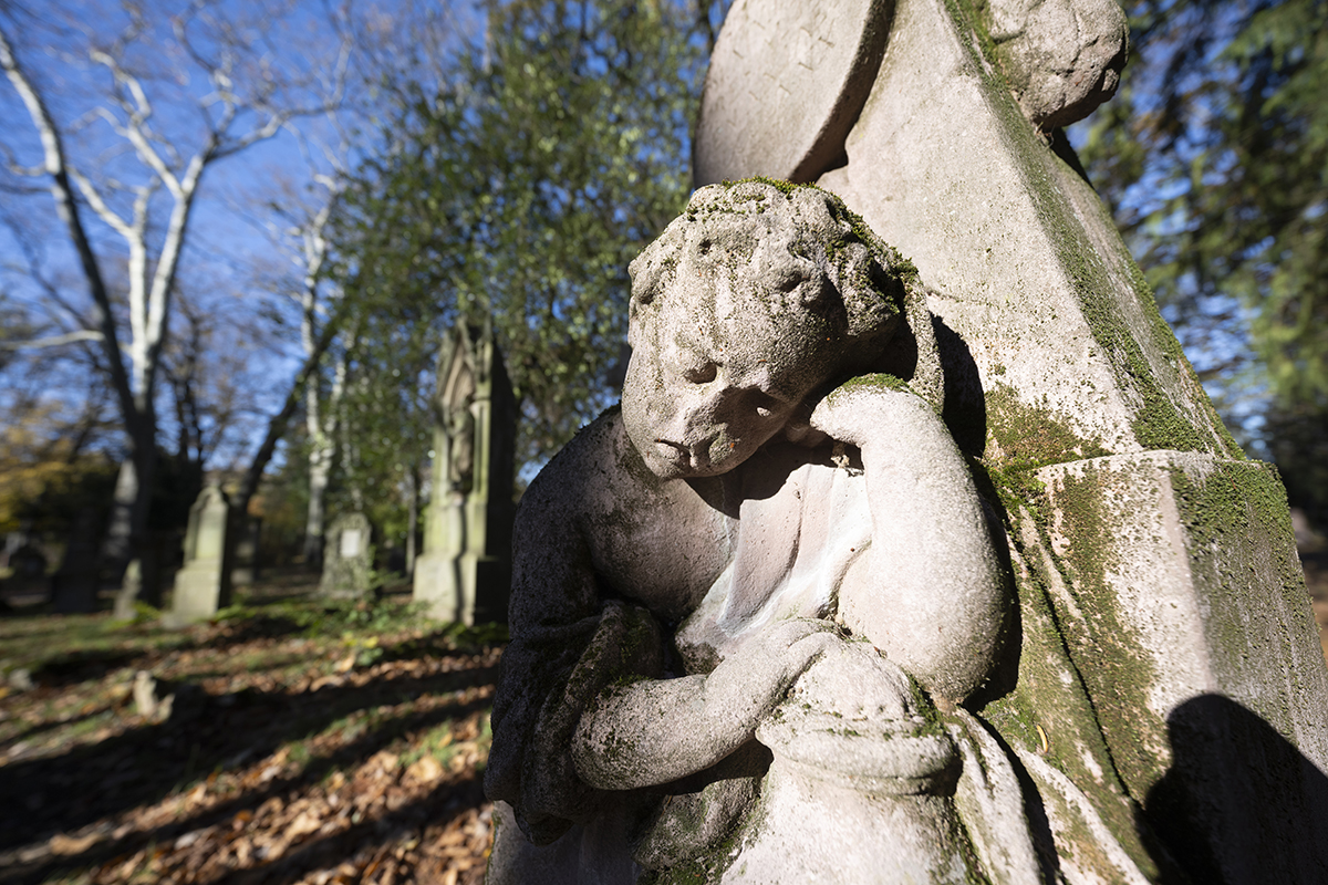 Kleines Kind als Steinstatue