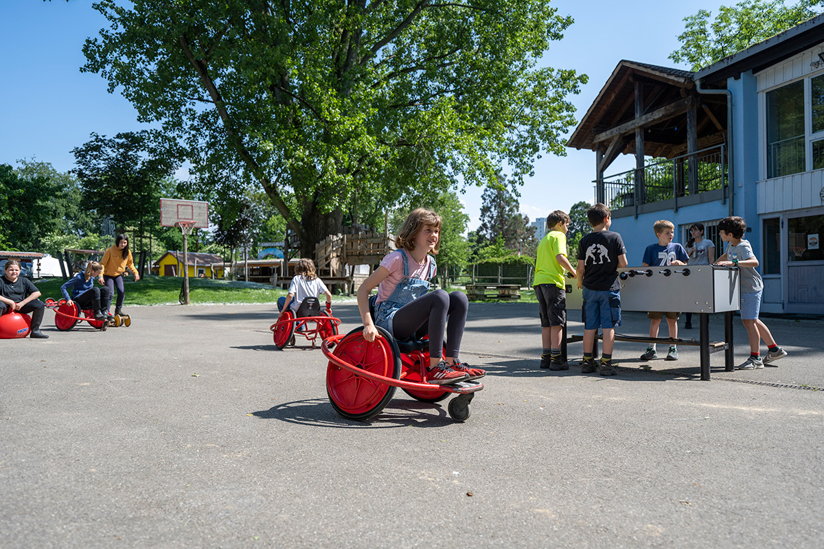 Eine Gruppe Kinder beim Gießen eines Hochbeets