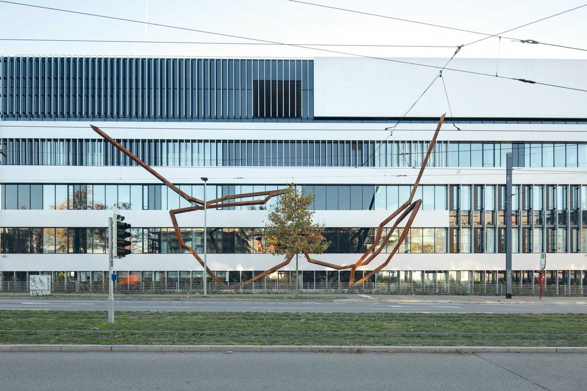 Sorgfältig gestaltete Fassade an der Breisacher Straße, eine der wichtigen Freiburger Achsen.