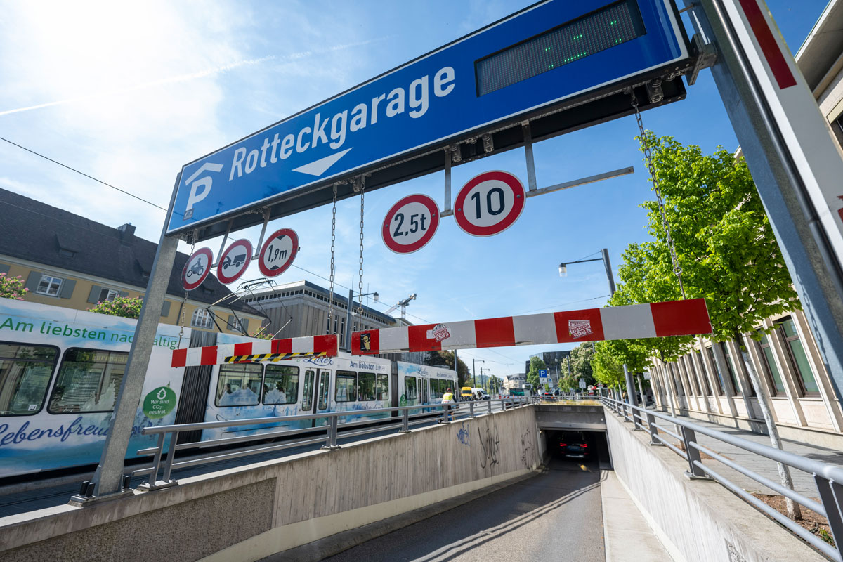 Eingang Rotteckgarage, im Hintergrund eine S-Bahn
