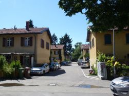 Farbfoto 2019 einer Straßenflucht mit 2 geschossigen Reihenhäusern (früher/heute)