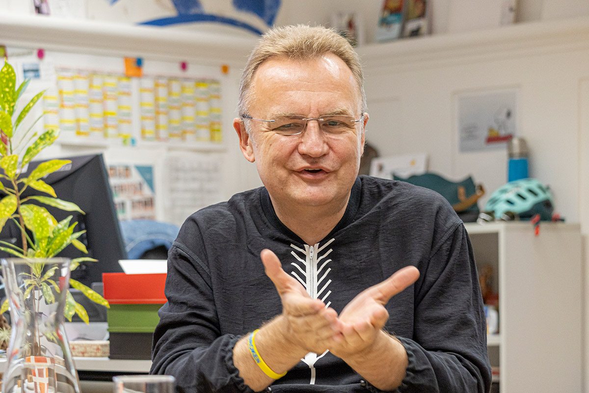 Andrij Sadovyi mit offenen Händen
