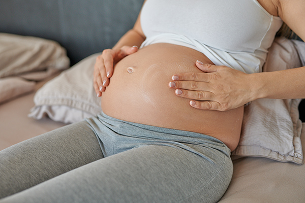 Frau mit nacktem Babybauch