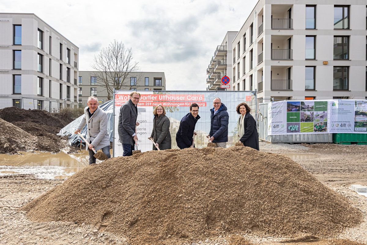 Sechs Personen halten Spaten in der Hand