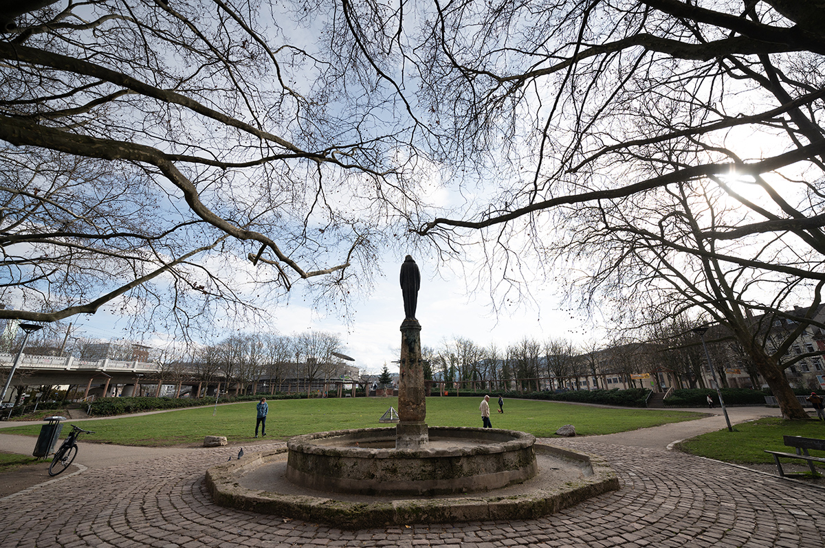 Ein Brunnen mitten im park
