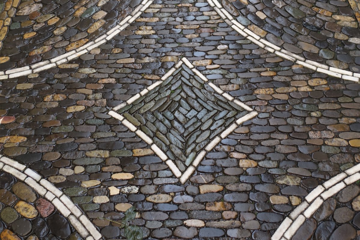 Gestaltqualität Innenstadt: Beläge, Möblierung, Ausstattung, Foto: Stadt Freiburg Straßenpflaster Mosaik, zwei auf der Spitze stehende Vierecke ineinander mit hellen und dunklen Rheinkie