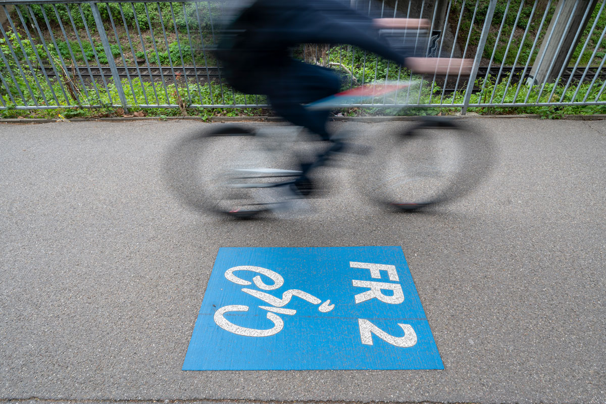 Person auf Fahrrad fährt auf FR 2