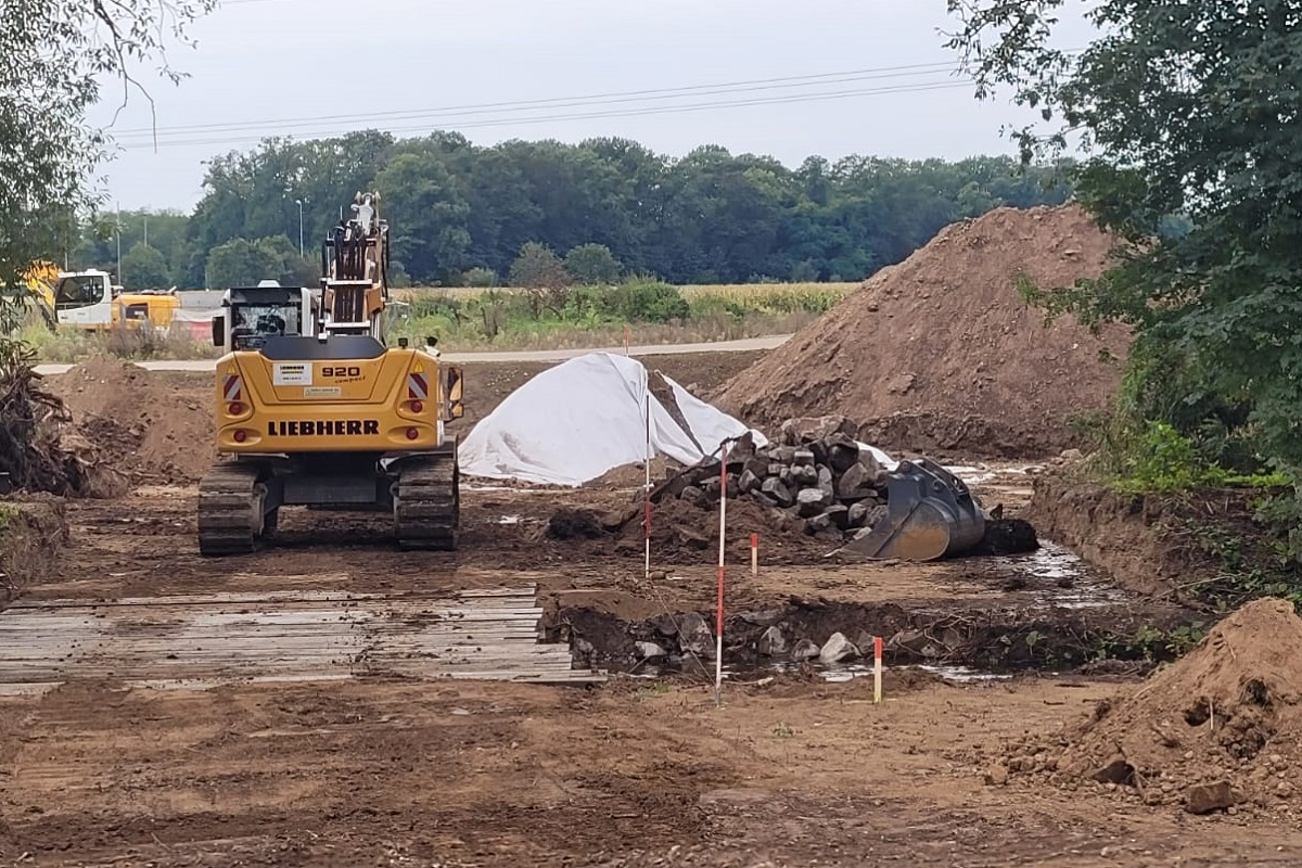 Baustelle mit Bagger und Erde