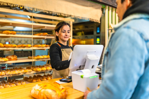Bäckereiverkäuferin hinter einer Verkaufstheke