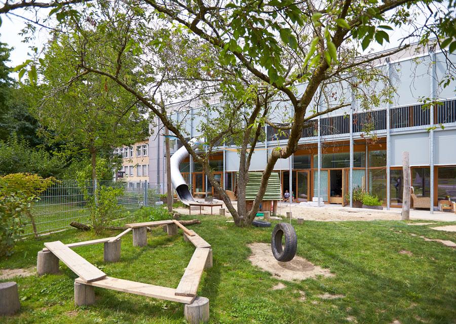 Garten der Kita Seepark mit Sitzbänken
