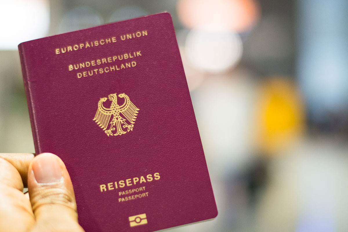 Person hält Reisepass in der Hand