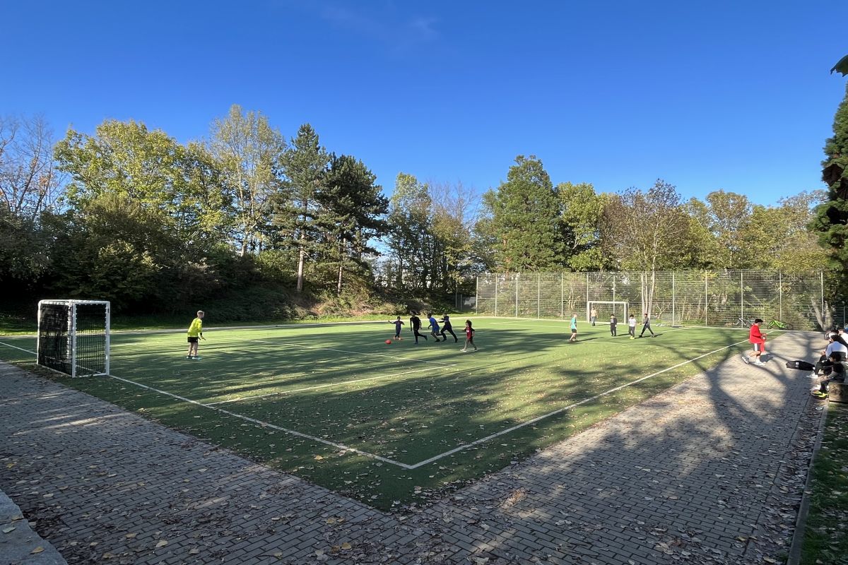 Fußball spielende Kinder