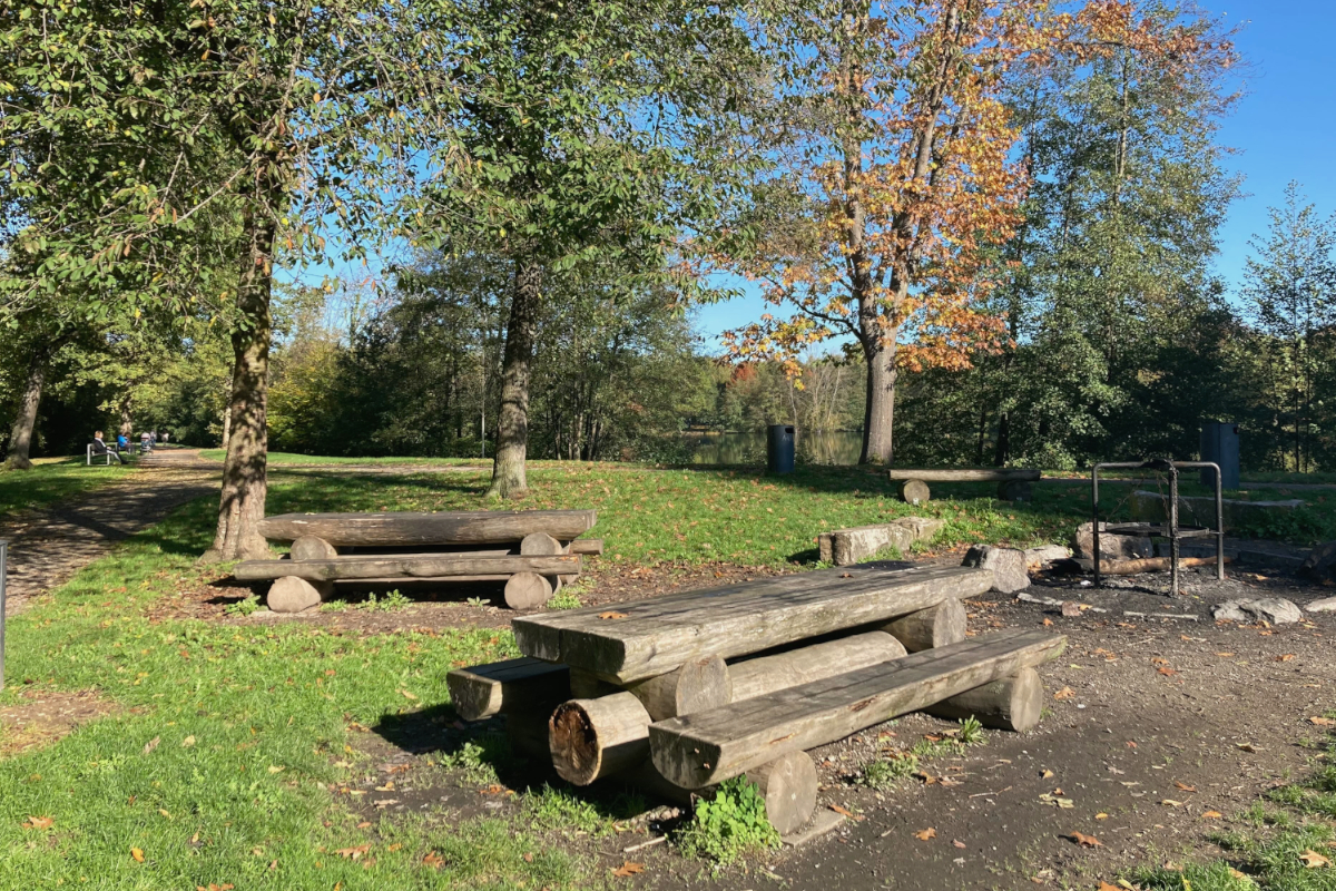 Picknickbänke und -tische an Grillplatz