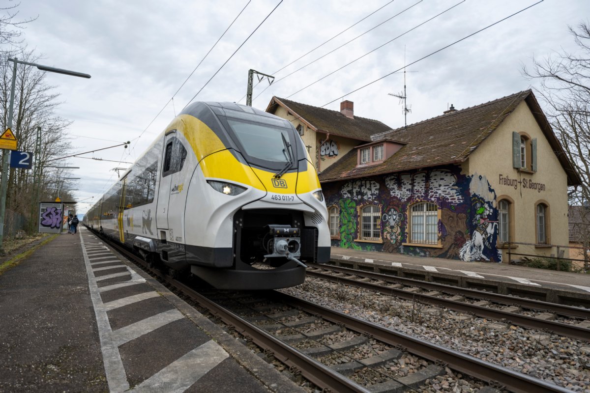 Zug am Bahnhof in St. Georgen