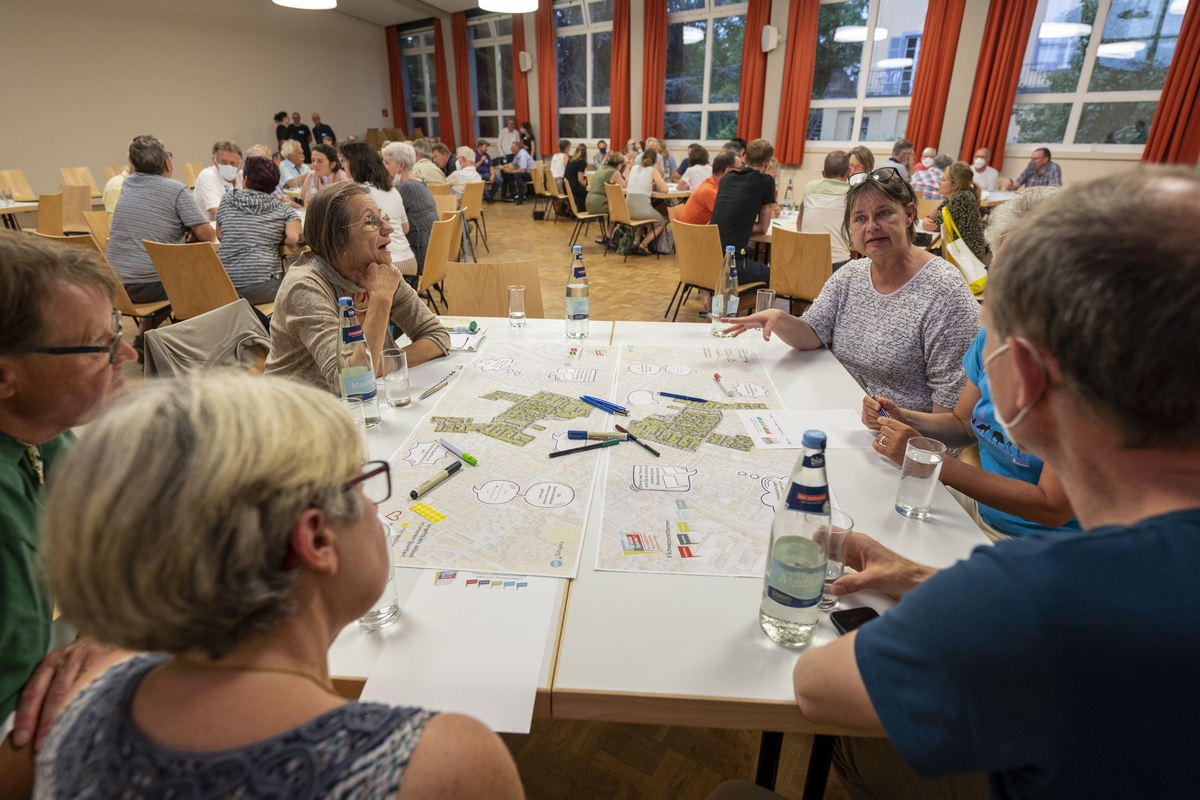 Menschen unterhalten sich an einem Tisch