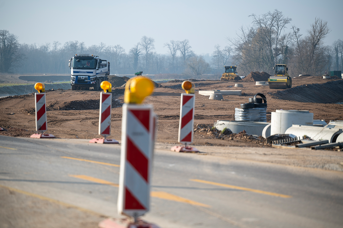 Baustellenstraße mit LKW