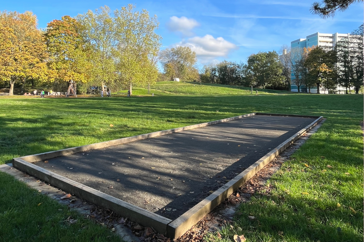 Bouleplatz auf Wiese