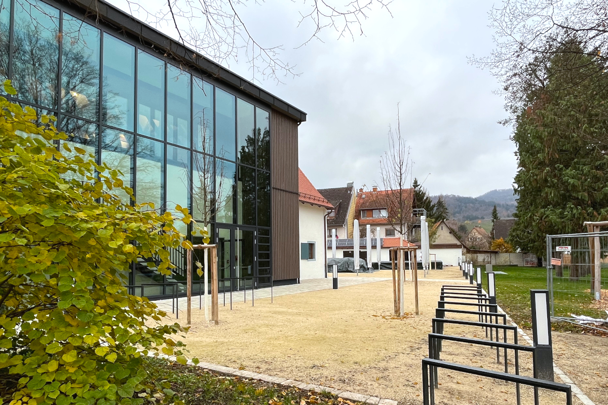 Glasfassade eines neu sanierten Gebäudes