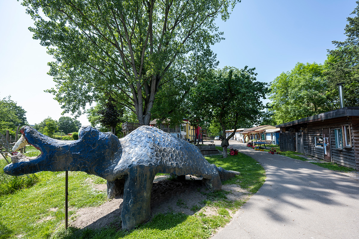 Großer Steindrache auf dem Gelände des Abenteuerspielplatzes
