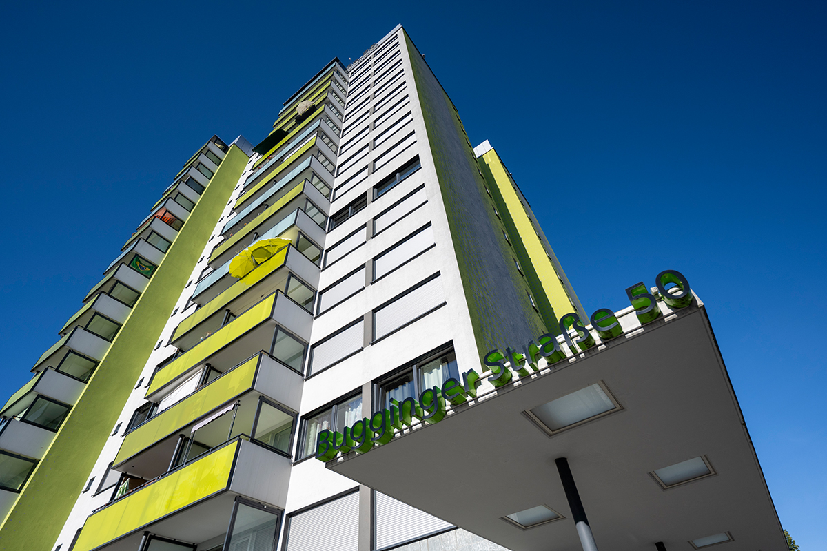 Hochhaus Bugginger Straße 50 vor blauem Himmel