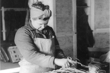 Arbeiterin spannt Fäden