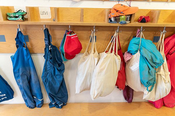 Garderobenhaken mit Kinderkleidern