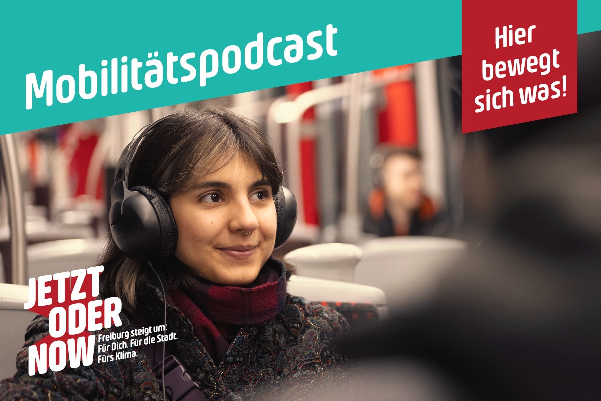 Junge Frau mit Kopfhörern in der Bahn, Schriftzug in weiß und rot "Jetzt oder now" Junge Frau mit Kopfhörern in der Bahn, Schriftzug in weiß und rot "Jetzt oder now"